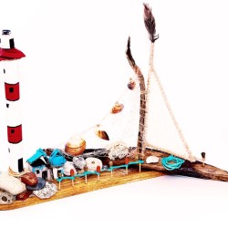 un bateaux en bois avec un Phare nautique rouge et balnc