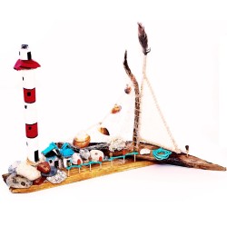 un bateaux en bois avec un Phare nautique rouge et balnc